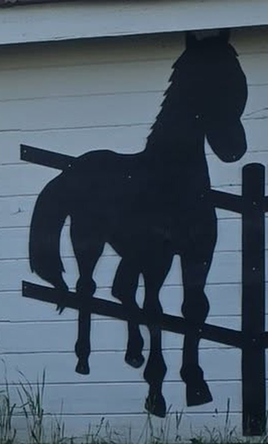 Jeffery the horse, painted on the side of a barn